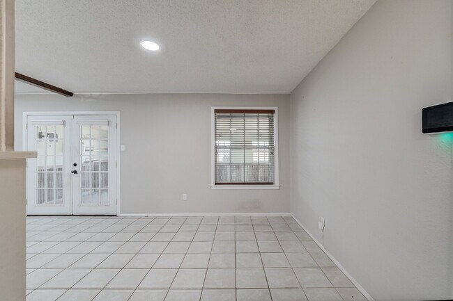 Building Photo - Spacious 3 bed 2 bath with Large Bonus Room!!