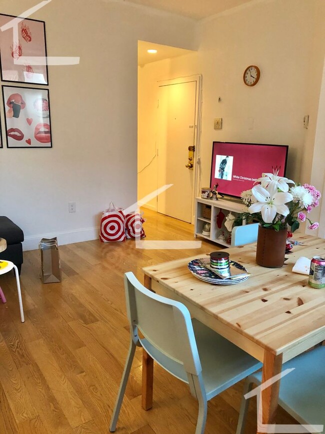 Building Photo - 9/1 Updated, spacious 3BR in South End nea...