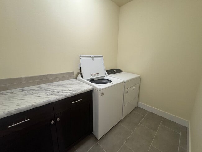 Building Photo - Rent Reduced! Home in Quincy