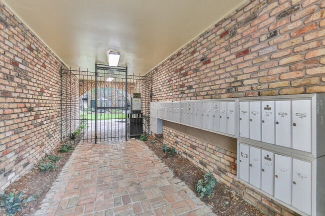 Building Photo - IN THE HEART OF UPTOWN HOUSTON - THE GALLE...