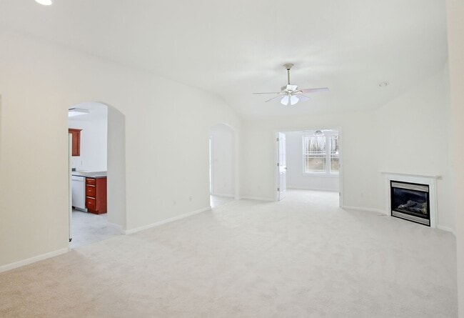 Building Photo - Three Bedroom/Two Bath/Fenced Yard/Community Pool