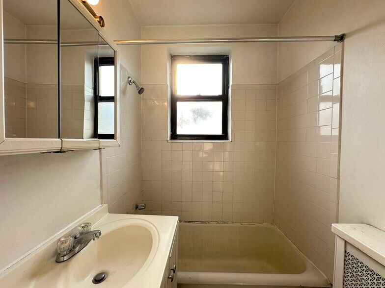 Building Photo - 742 W Belmont Ave