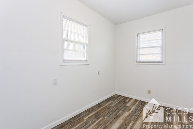 Building Photo - Super cute, updated 2 bedroom home