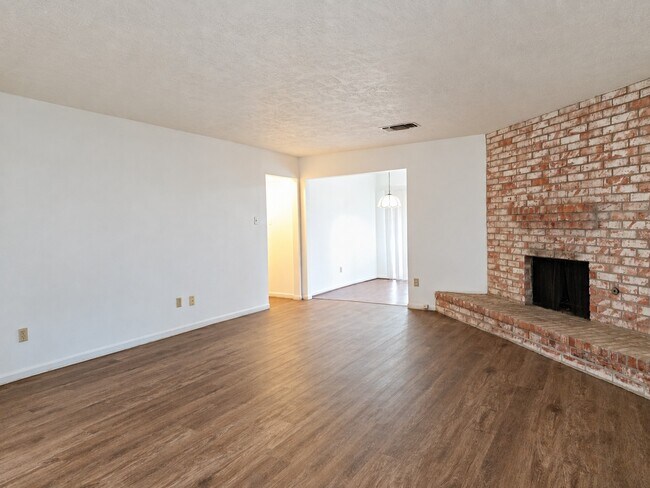 Building Photo - 6519 La Violetta Dr