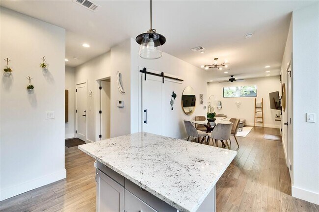 Building Photo - 1311 Justin Ln