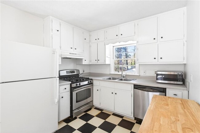 Building Photo - 3006 Hollywood Dr