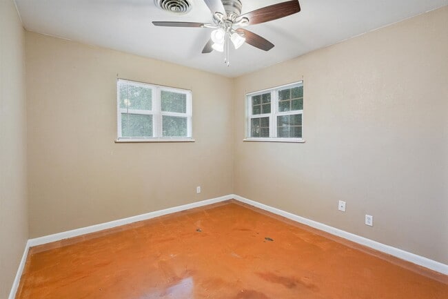 Building Photo - 1104 N Bedell Ave