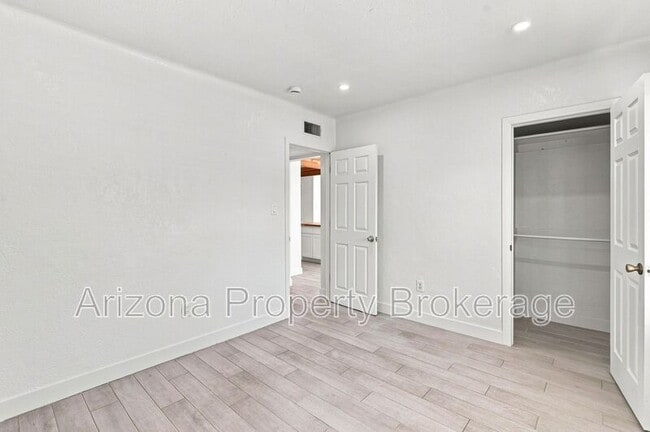 Building Photo - 1128 E Almeria Rd