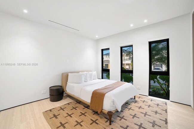 Building Photo - 641 Flamingo Dr