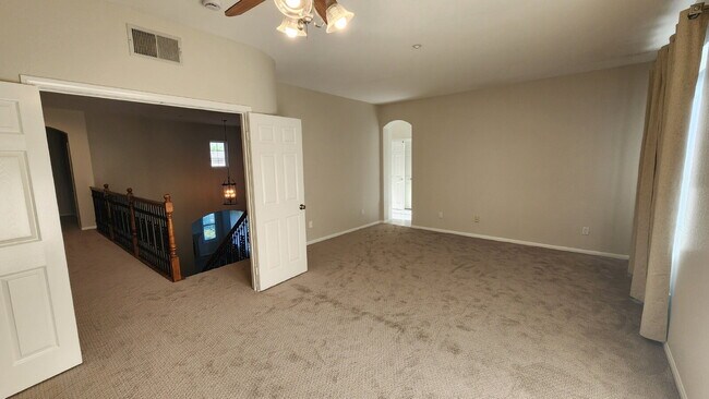 Building Photo - Gorgeous home on the Golf Course in a gated community.