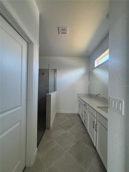 Building Photo - 7869 Lakes Edge Ln