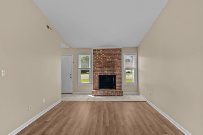 Building Photo - 2 Bedroom, 2 Bathroom Home