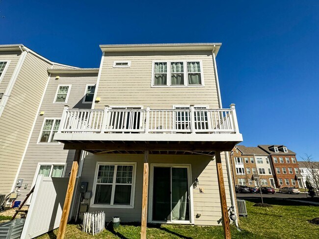 Building Photo - Stunning and Spacious 4 Bed 3.5 Bath End Unit Townhome In Highly Desired Goose Creek Club