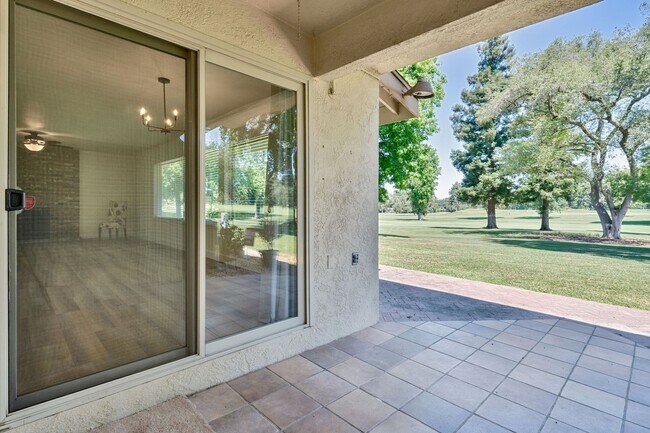 Building Photo - Renovated 2 Bedroom Condo Located on the F...