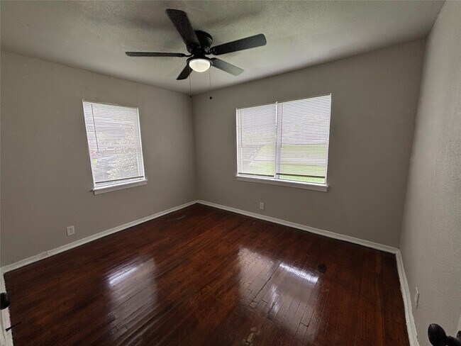 Building Photo - 3521 Grassmere St