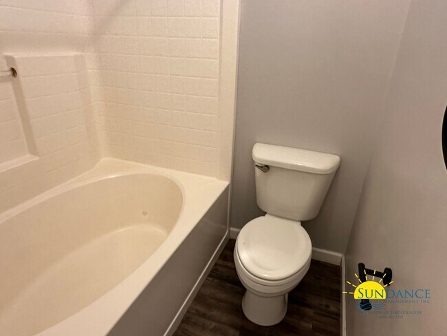 Building Photo - Pet Friendly Charming 3-Bedroom Home in Navarre!