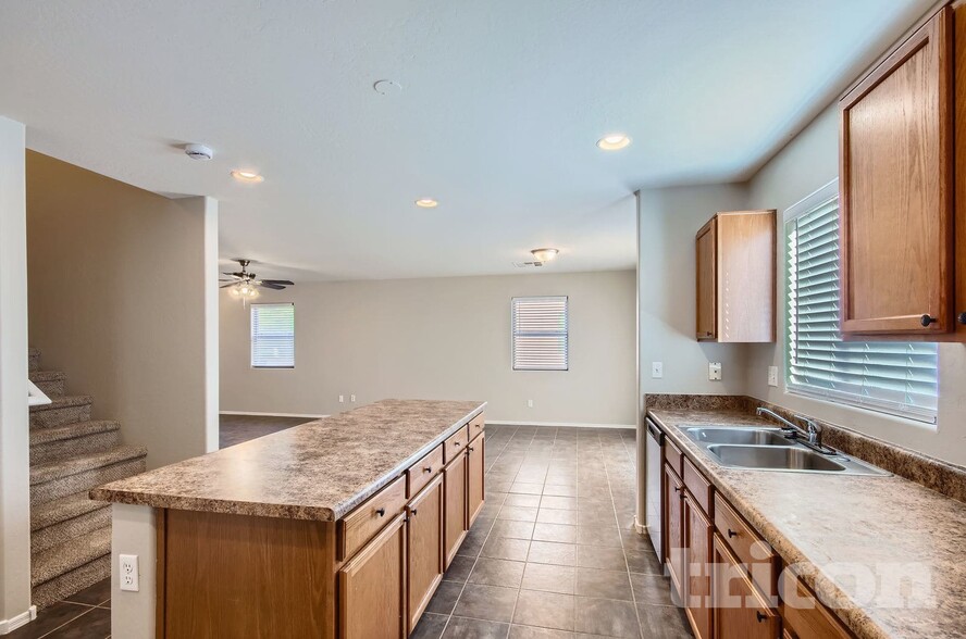 Building Photo - 13301 E Primrose Ln