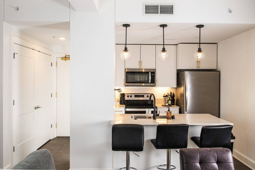 Building Photo - 758 N Broadway