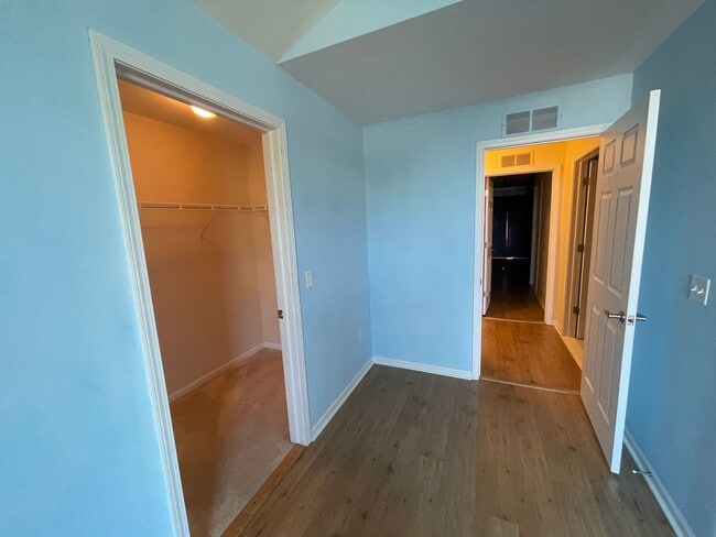 Building Photo - Beautiful 2 bed 2 bath upper Utica 1710 sq...