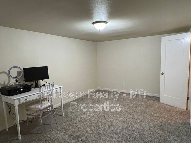 Building Photo - 631 Cheney St