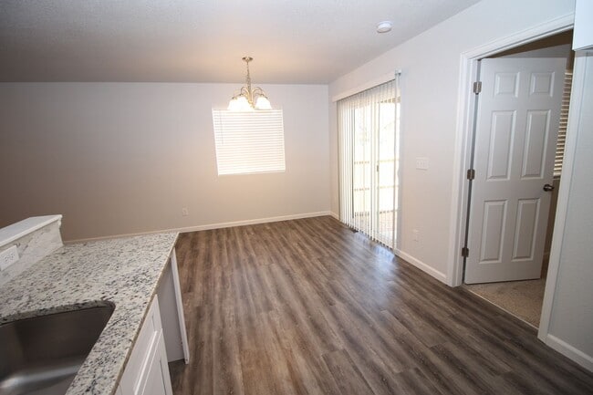 Building Photo - Brand new 3bdr 3bath duplex walking distan...