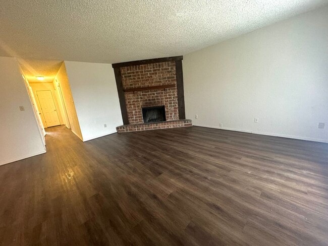 Building Photo - Coming SOON: Cute 3 bedroom 2 bathroom Duplex In Broken Arrow!