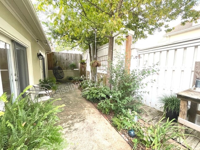 Building Photo - EXCELLENT LOCATION - 2BD/2BA FOR RENT