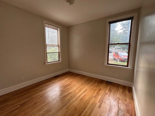 bedroom 1 - 603 Mathews St