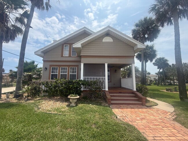 Building Photo - Beautifully updated 3 bedroom 3 bathroom home