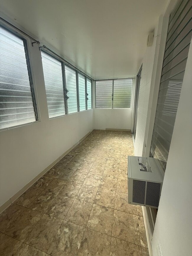 Building Photo - Near Waikiki Beach. Window AC. Near Public Transportation