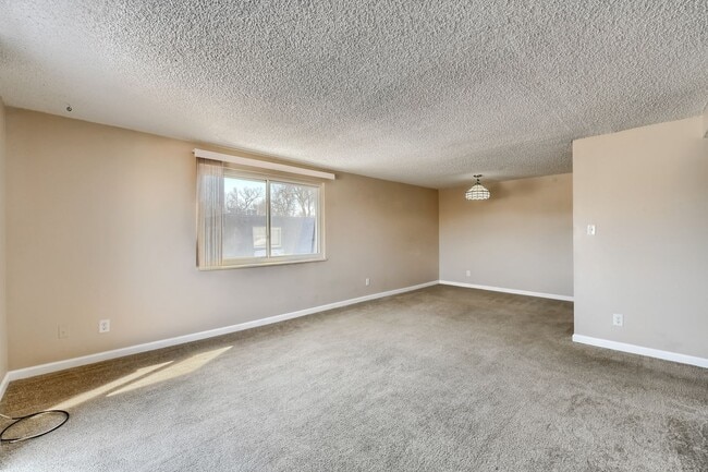 Building Photo - 130 E Highline Cir