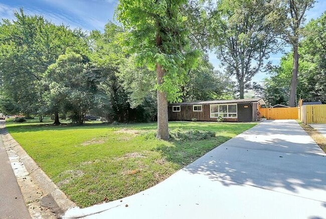 Building Photo - Beautifully Renovated 3BD/1BA Ranch in Sen...