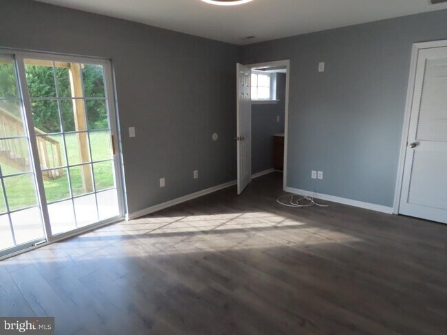 Building Photo - 104 E Sheldrake Cir