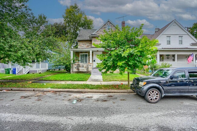 Building Photo - 304 Collins Ave