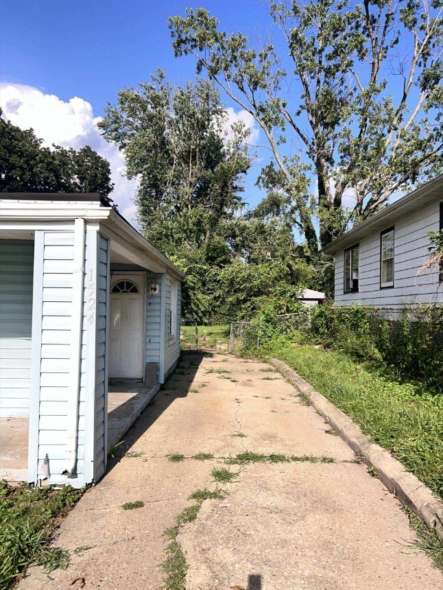 Building Photo - 1524 N Summit Ave