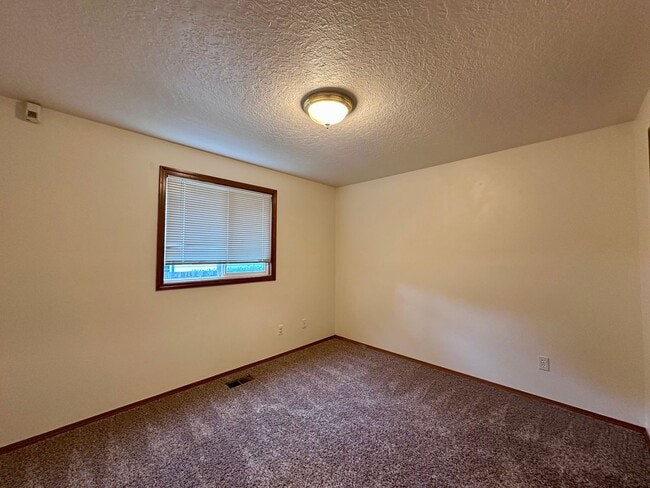 Building Photo - Adorable and Spacious!! Troutdale Duplex in Cul-de-sac!!