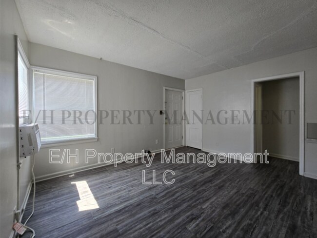 Building Photo - 1419 S Martinson St