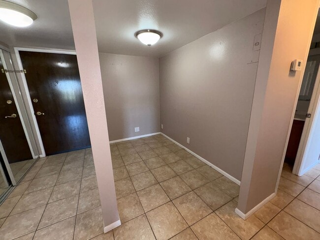 Building Photo - READY TO TOUR NOW! Scottsdale Shadows 2Bed 2Bath includes ALL UTILITES!