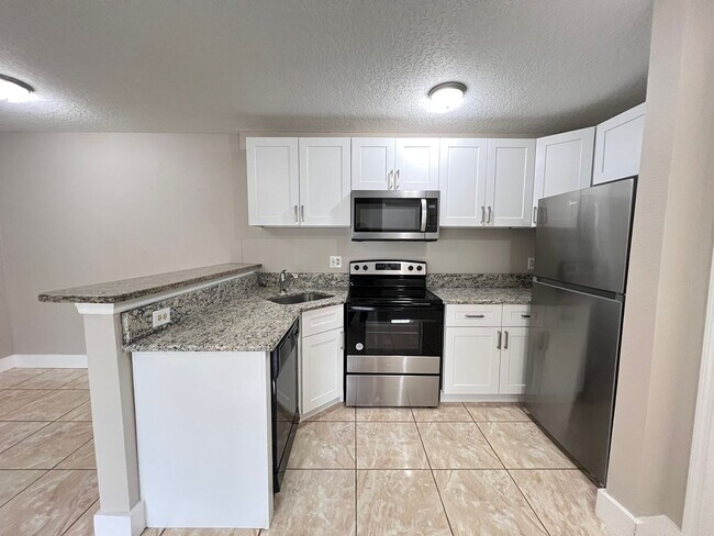 Building Photo - Great 1/1 condo in gated community!
