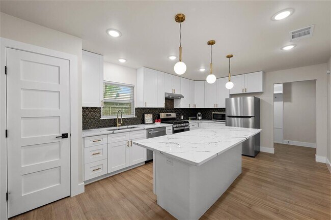 Building Photo - 11708 Shoshone Dr