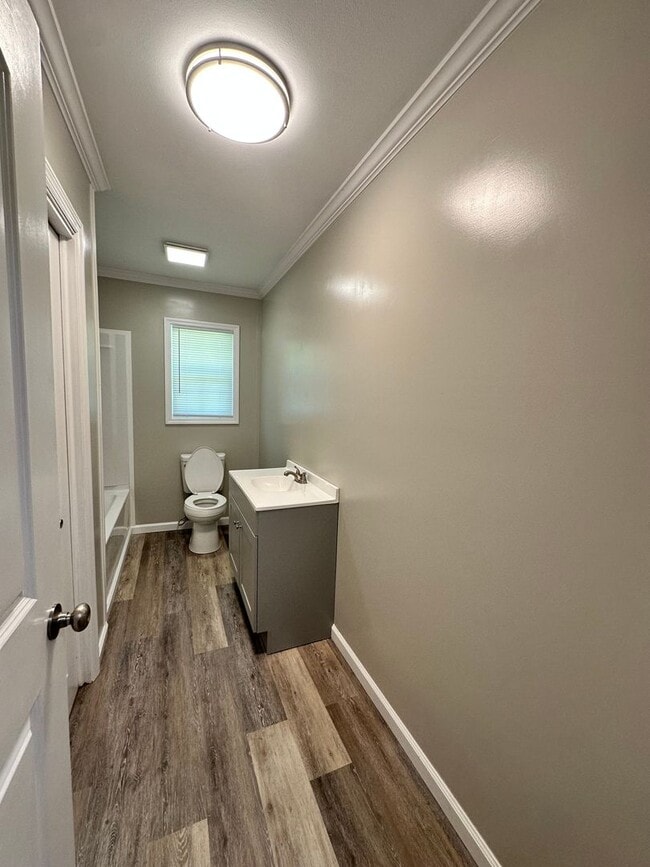 Building Photo - 3 Bed 2 Bath Brick Home with Additional Living Space - Newly Renovated