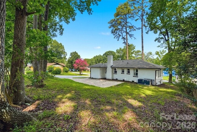 Building Photo - 553 Derrydowne Dr
