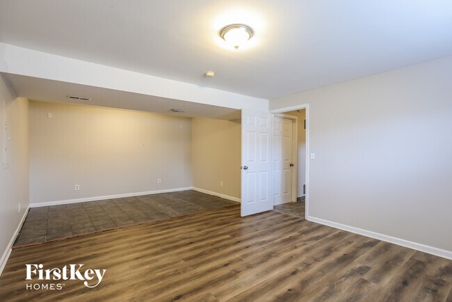 Building Photo - 11427 N Farley Ave