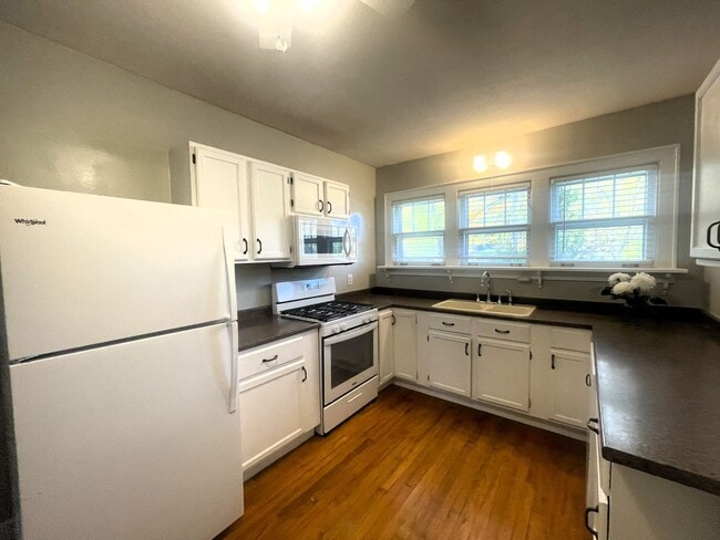 Building Photo - Charming 3-Bedroom, 2-Bathroom Williams Bay Home with Spacious Attic