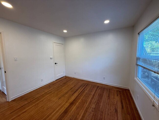 Building Photo - 1br - 700ft2 - Charming 8-unit apartment building. Walk to N. Berkeley BART
