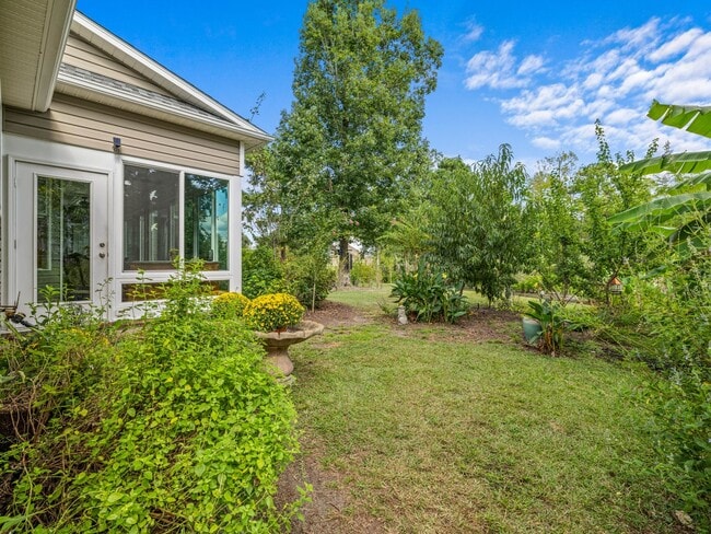 Building Photo - Beauty by the Water!