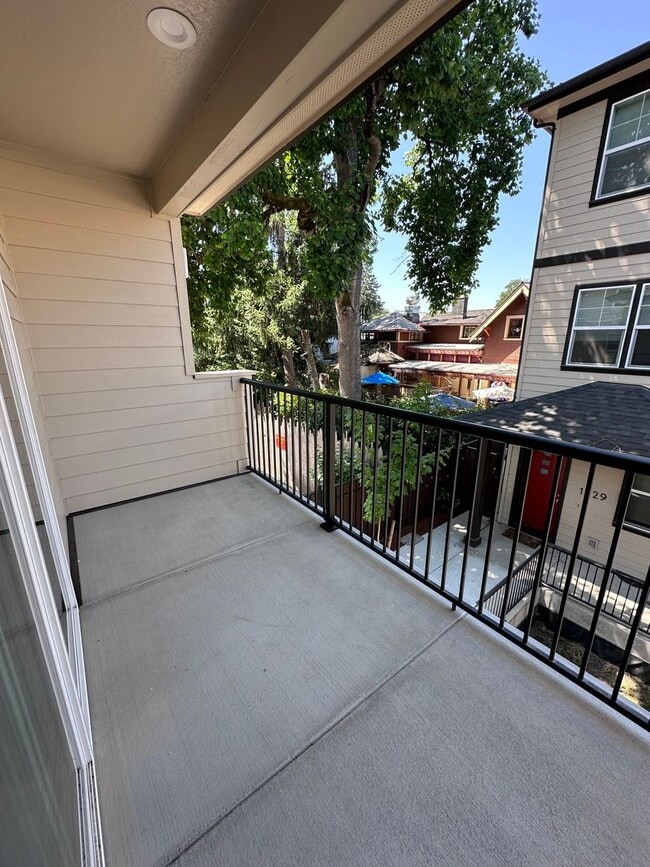 Building Photo - 4 Bedroom / 4 bath New Townhome. Every bedroom is its own Master Suite with your own full bathroo...