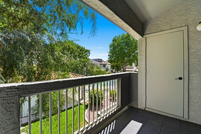 Building Photo - Fully Updated 2 Bed Mesa Condo | Quartz Counters + Pool & Spa