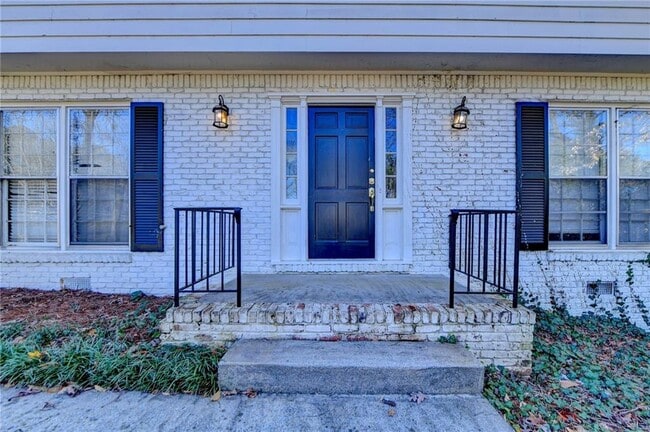 Building Photo - 525 Abernathy Rd NE