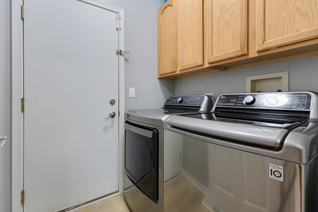 Building Photo - 460 Vaughn Cir